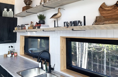 Sainte-Lucie-des-Laurentides Cottage | Luxury lakefront cabin. Modern design + hot tub