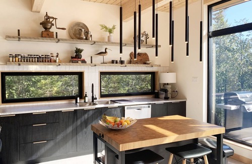Sainte-Lucie-des-Laurentides Cottage | Luxury lakefront cabin. Modern design + hot tub