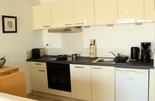 Saint-Michel-l'Observatoire Apartment | Luberon: independent suite of 37 m2 in contemporary house with private pool