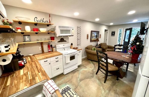 Valley View Bed & Breakfast | Lubbock Room in Red Oak Lodge @ Towering Oaks b&b