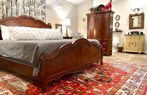 Valley View Bed & Breakfast | Lubbock Room in Red Oak Lodge @ Towering Oaks b&b