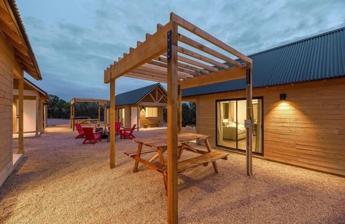 Dripping Springs Cabin | Lucky Arrow Retreat: Courtyard Cabins