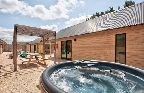 Dripping Springs Cabin | Lucky Arrow Retreat: Courtyard Cabins