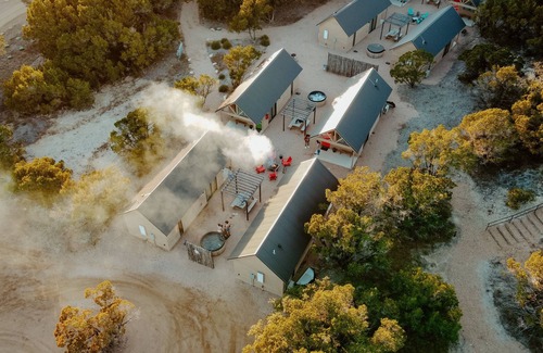 Dripping Springs Cabin | Lucky Arrow Retreat: Courtyard Cabins