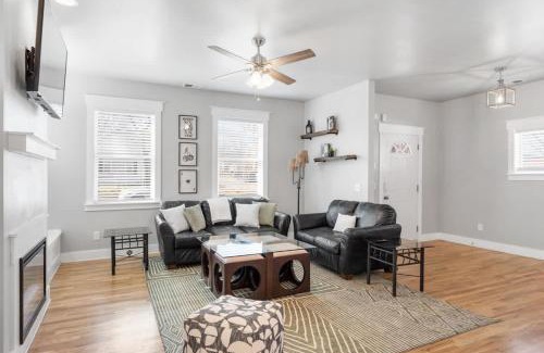 South Nashville House | Lucky Bachelor 5 Min to Broadway With Hot Tub