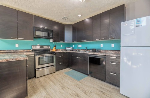 Ocean Sands House | Lucky Fin C7303. 4 Bedroom Corolla Oceanside Retreat, Pets OK!