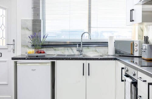 Cradley Apartment | Lucky Find! Apartment Smart Tv Parking Kitchen