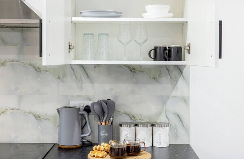 Cradley Apartment | Lucky Find! Apartment Smart Tv Parking Kitchen