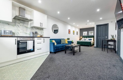 Cradley Apartment | Lucky Find! Apartment Smart Tv Parking Kitchen