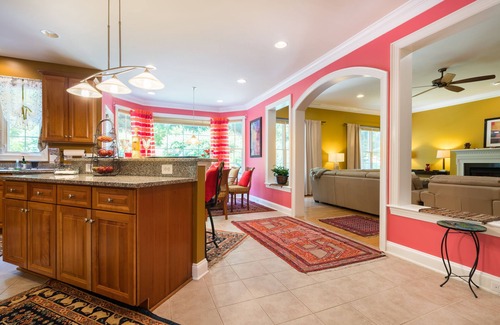 Woodbridge House | Lucky Rainbow Large Luxury Retreat for Professionals and Families - discounts!