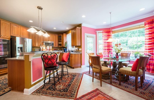 Woodbridge House | Lucky Rainbow Large Luxury Retreat for Professionals and Families - discounts!