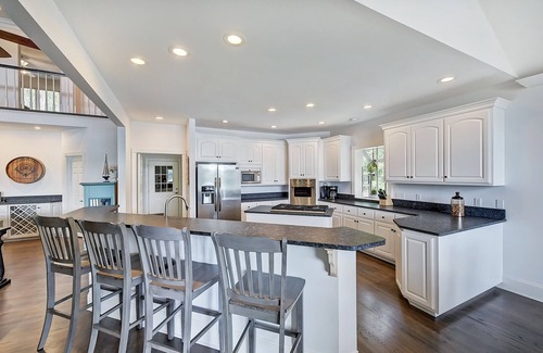 Mooresville House | Lucky's Lake House by AvantStay | Private Lake Bar