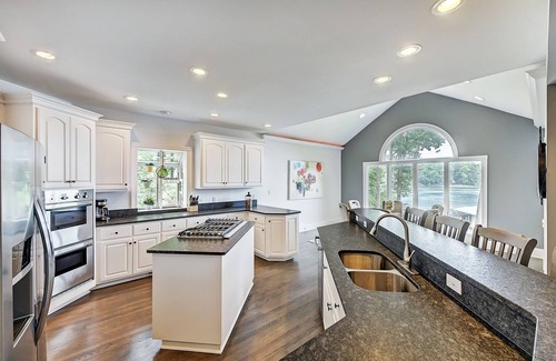 Mooresville House | Lucky's Lake House by AvantStay | Private Lake Bar