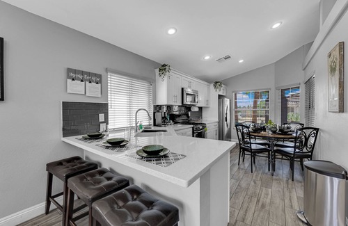 Las Vegas House | Lucky vacation with putting green King/Queens beds