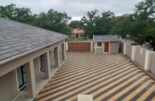 Komani Bed & Breakfast | Lucolo Palace B&B Queenstown