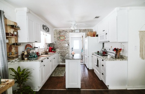 New Smyrna Beach House | "LUCY'S DREAM" ADORABLE RENOVATED BUNGALOW MINUTES TO CANAL STREET Monthly rate!