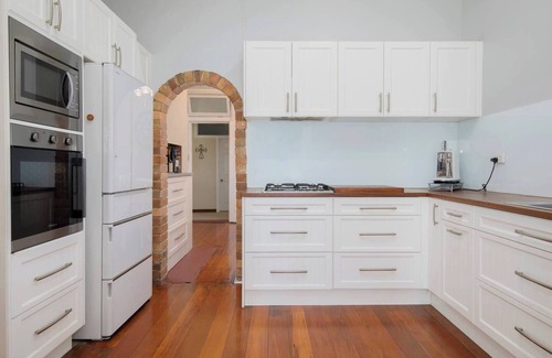 Swansea House | Ludford Lakefront and Beachside Retreat for Groups