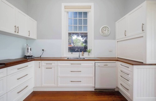 Swansea House | Ludford Lakefront and Beachside Retreat for Groups