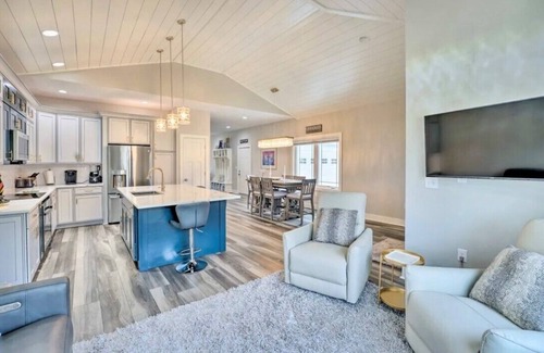 Ludington House | Ludington Beach Casita - 4 blocks from Ludington Beach and close to Marinas.