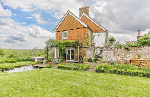 Sedlescombe House | Luffs Farm - Five Bedroom House, Sleeps 9