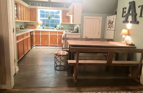 Lufkin House | LUFKIN PINK DOOR GUEST HAUS