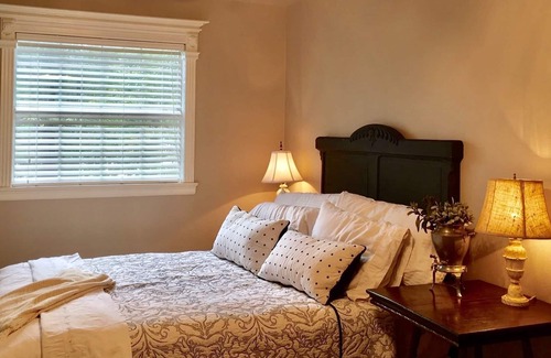 Lufkin House | LUFKIN PINK DOOR GUEST HAUS