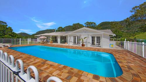 Gloucester House | Lujo Studio - Elegant & Modern Studio - Retreat In Gloucester Tranquil Rural Escape With Pool & Views