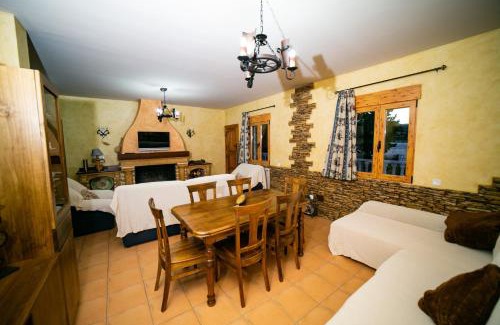 Cehegin Ski Chalet | Lujosa Casa Rural el Altico con barbacoa, chimenea y zona infantil