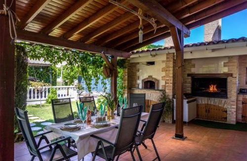 Cehegin Ski Chalet | Lujosa Casa Rural el Altico con barbacoa, chimenea y zona infantil