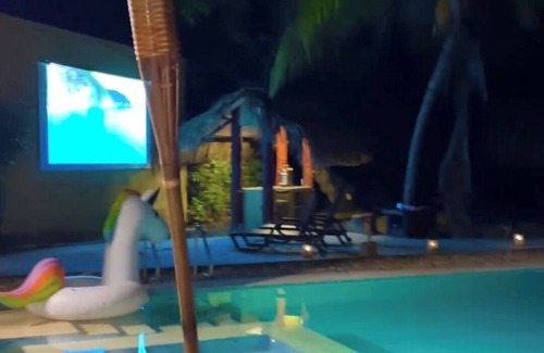 Melgar Villa | Lujosa Villa Tipo Bali, Miniplaya y Cine Privado