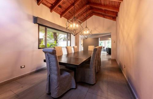 Santa Catarina Barahona House | Lujosa y espaciosa casa en el Lago