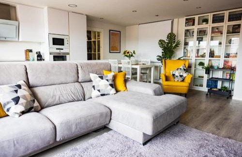 Distrito Oeste Apartment | Lujoso ático entre 2 playas con garaje, terraza, vistas y wifi