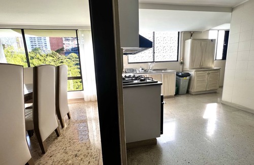 Los Naranjos Apartment | Lujoso, Amplio Apto en el Barrio más Seguro y Lindo de Medellín