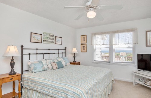 Caswell Beach House | Lukes Hideaway by Oak Island Accommodations