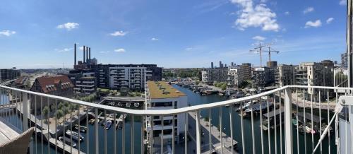 Copenhagen SV Apartment | Luksuslejlighed på 7 sal med elevator, vestvendt altan og udsigt over havn og by