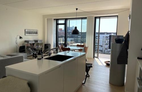 Copenhagen SV Apartment | Luksuslejlighed på 7 sal med elevator, vestvendt altan og udsigt over havn og by