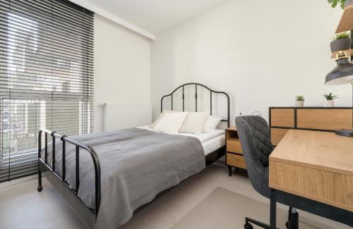 Lodz Apartment | Luksusowe Studio w Łodzi z Biurkiem, Balkonem i Klimatyzatorem by Renters Prestige