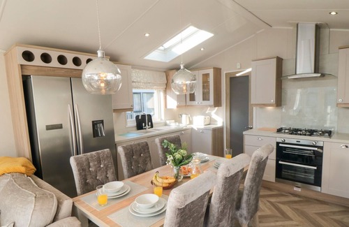 Eastfield Cabin | LULA LODGE, family friendly, with a garden in Eastfield