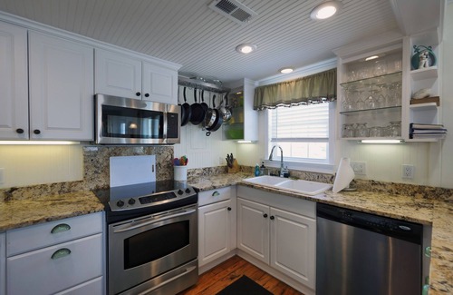 Holden Beach House | 'Lulu Rose" - Oceanfront Home w/Hot Tub, 2 Bedrooms/2 Bathrooms
