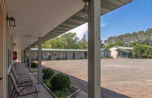 Balsam Lake Apartment | Lumber Jill Lodge 18 Cozy King Room