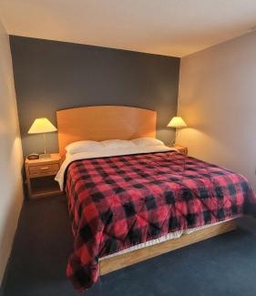 Hayward Hotel | Lumberjack Inn