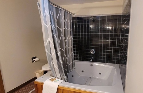 Hayward Hotel | Lumberjack Inn