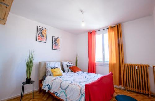 Montlucon Apartment | Lumière d'Arc en Ciel - Balcon, 10 min des thermes