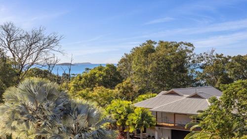 Korora House | Lumière - Large Modern Family Home, Pool, Beach