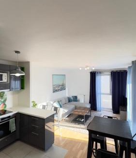 Malakoff Apartment | Lumière Parisienne Appart Moderne Lumineux et Spacieux de 66m2 Metro L13 Parking Terrasse et Ascenseur
