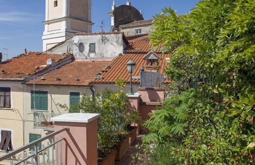 Castelnuovo Magra House | LUMIERE LIFE, cozy and bright living room in Castelnuovo Magra