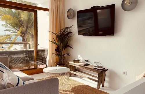 Los Mojones House | Luminosa Casa Junto a Playa Chica con Magníficas Vistas al mar