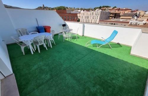 Montroi House | Luminoso ático dúplex con terraza de césped