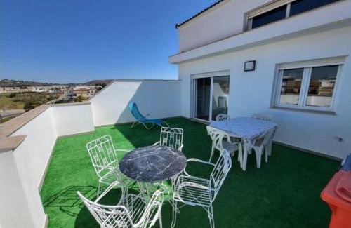 Montroi House | Luminoso ático dúplex con terraza de césped