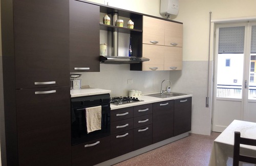 Fondi Apartment | Luminoso appartamento con 2 camere da letto, Fondi